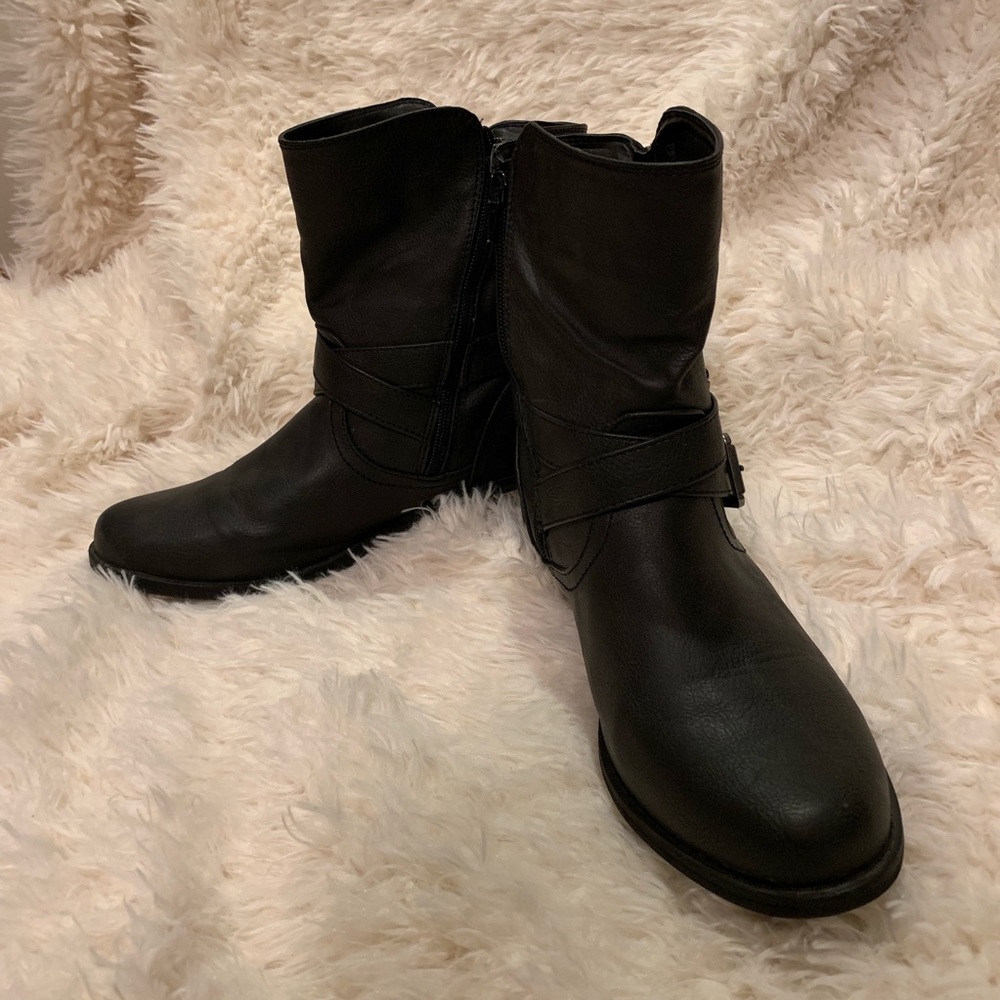 Combat boots with zipper